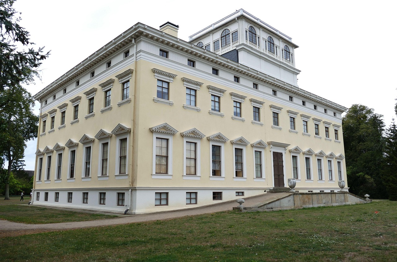 Klassizistisches Gebäude mit historischer Fassade